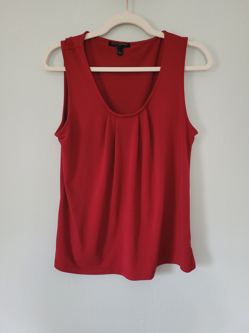Red Pleated Scoop Neck Tank - Banana Republic - Size Small
